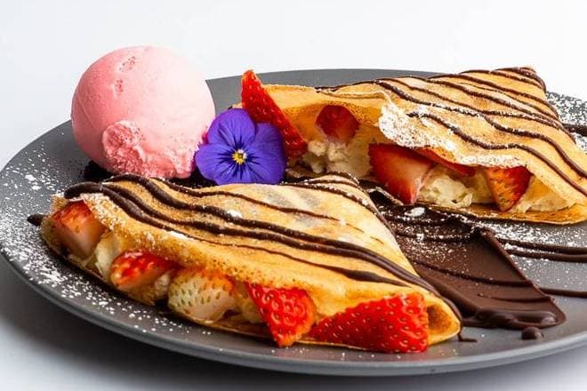 STRAWBERRY AND NUTELLA